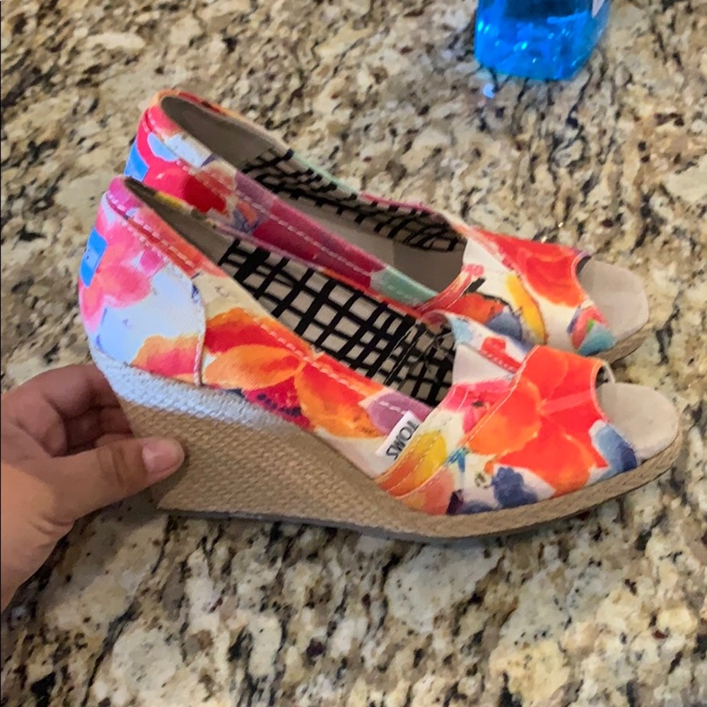 NWOT TOMS floral wedges
